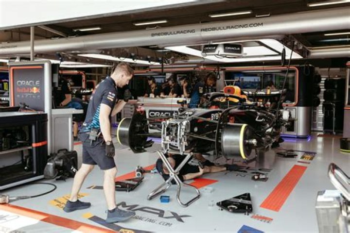 How much do race team mechanics make?