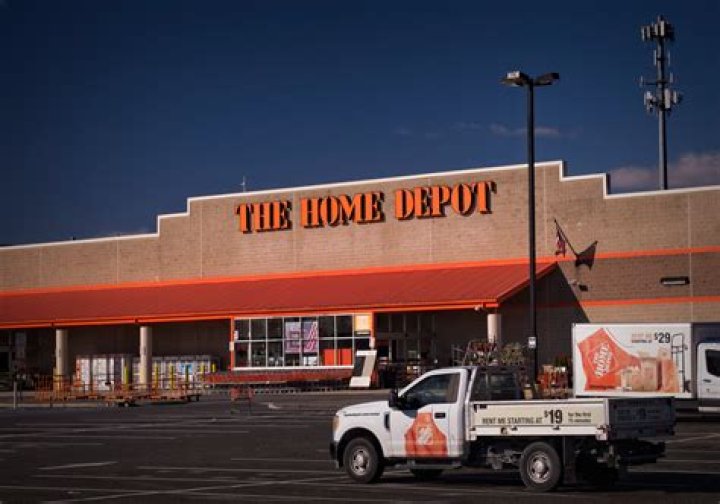 What is starting pay at Homedepot?