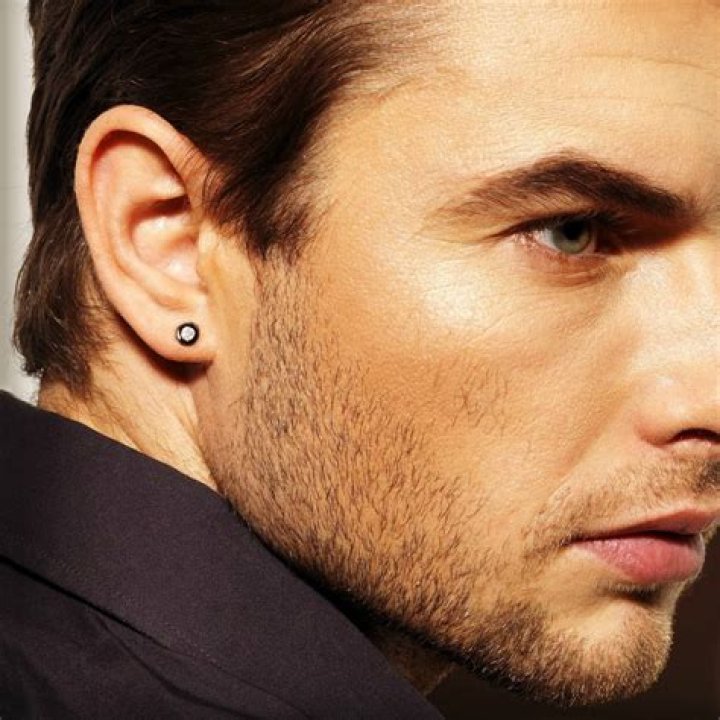 Which side do guys wear earrings?